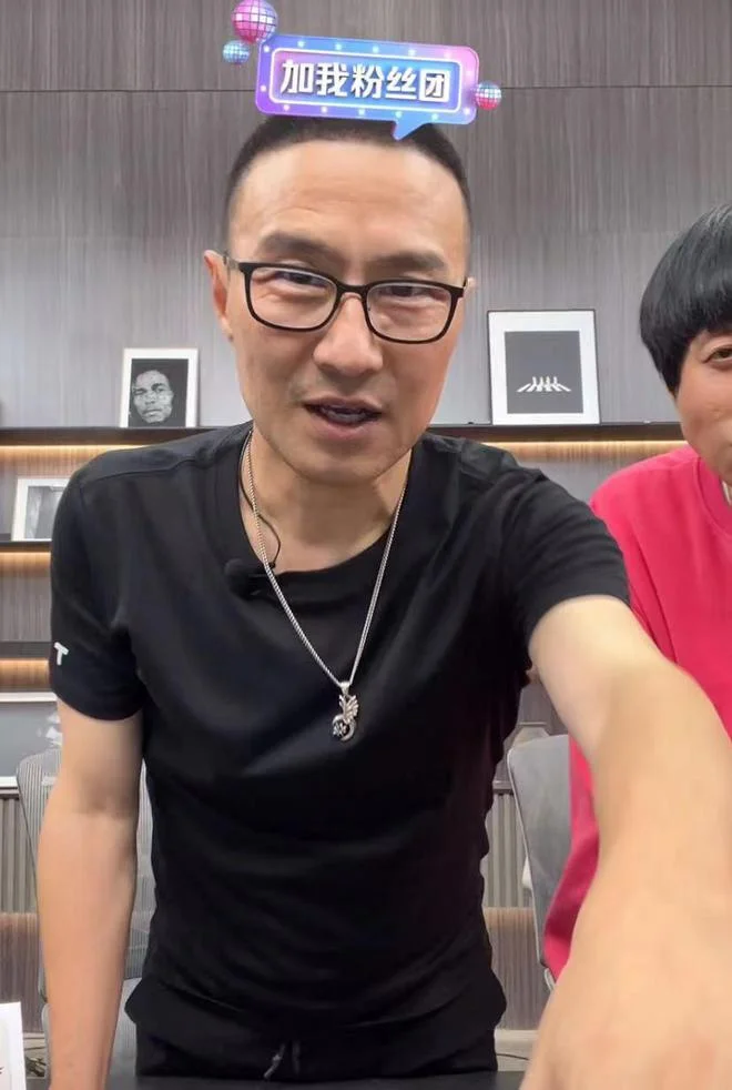 Chinese livestream host interacting with fans during live broadcast