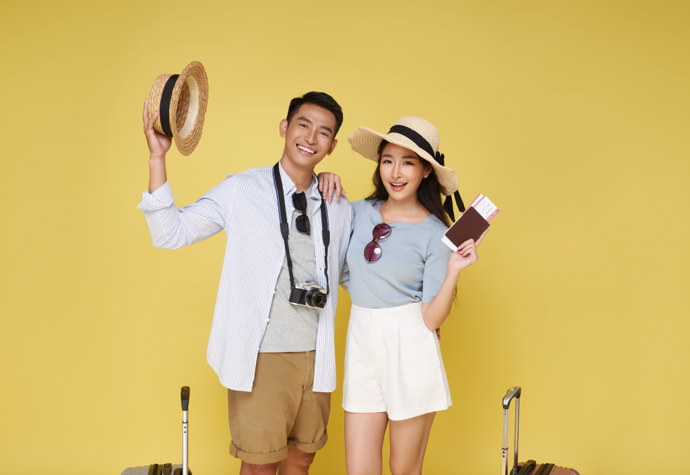 china tourism: happy couple traveling to china