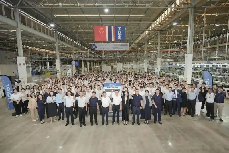 Haier employees at large-scale smart manufacturing factory